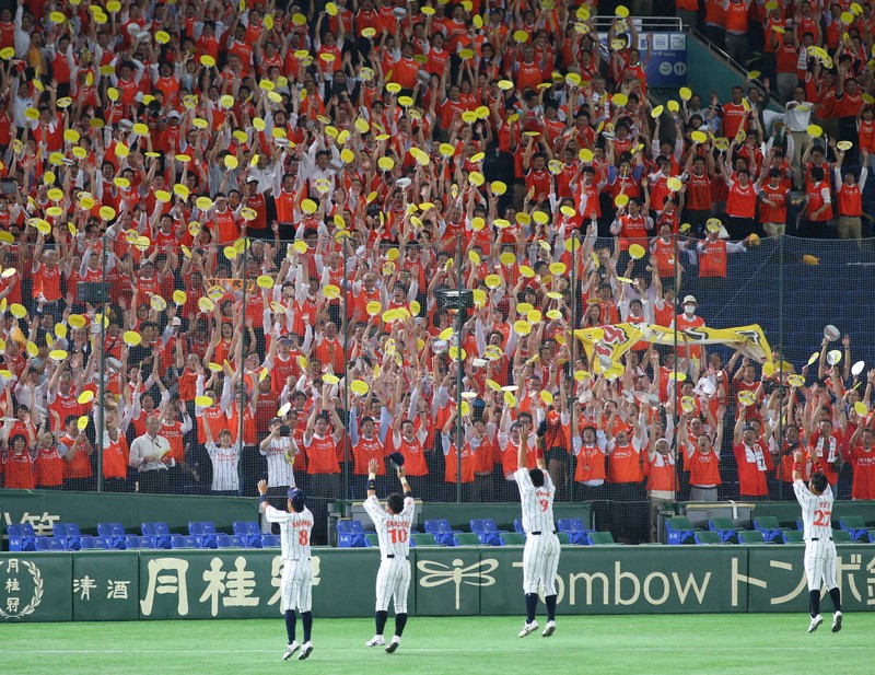 第87回都市対抗野球で決勝進出を決め、選手と喜び合う日立市応援団。この年の応援団コンクールで最優秀賞に輝いた=東京ドームで2016年7月25日、宮武祐希影