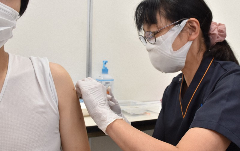新型コロナウイルスのワクチンを接種する看護師=さいたま市南区で2021年10月12日、中川友希撮影