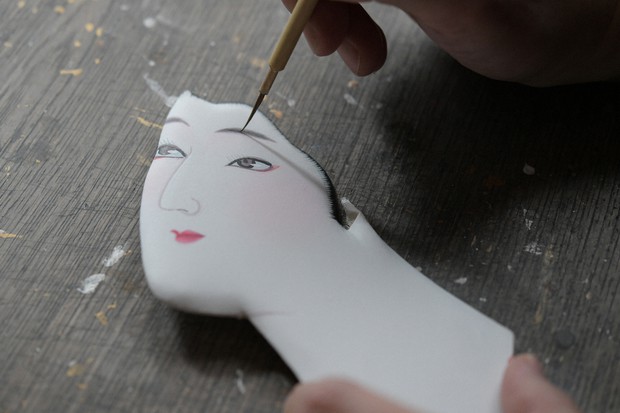 御羽子板　3点セット　Japanese paddle doll. Enchanting Edo: Tokyo shop's decorative paddles boast chic 3D