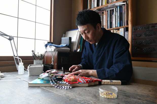 御羽子板　3点セット　Japanese paddle doll. Enchanting Edo: Tokyo shop's decorative paddles boast chic 3D