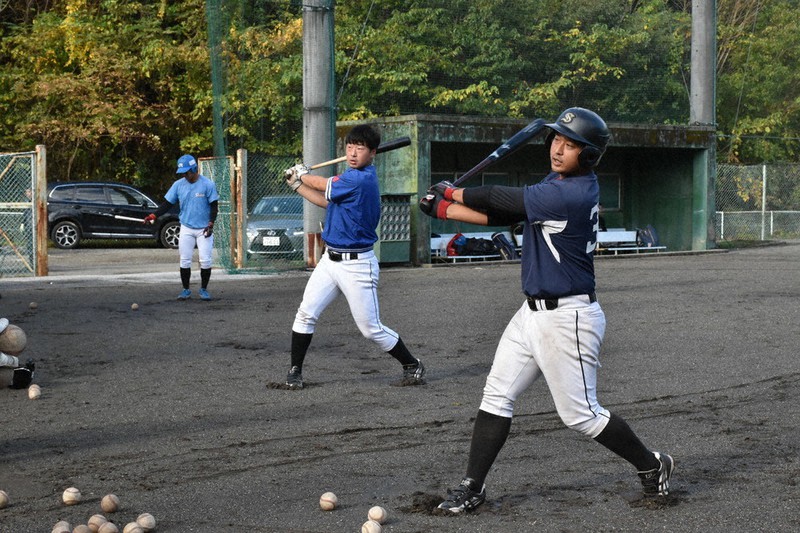 バッティング練習に励む四国銀行の選手ら=高知市布師田の同行グラウンドで、北村栞撮影