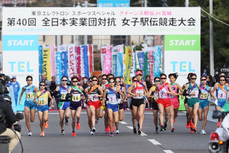 前回大会で一斉にスタートする1区の選手たち=吉田航太撮影