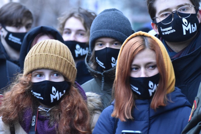 人権団体「メモリアル」の解散を求める訴訟が行われているロシア最高裁の前で「メモリアルを禁止しないで」と書かれたマスクをつけて連帯を表明する支援者=モスクワで2021年11月25日、前谷宏撮影