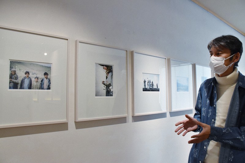 写真展の会場で中村哲さんへの思いを語る中山博喜さん=福岡市中央区で2021年11月26日午後0時53分、山口桂子撮影