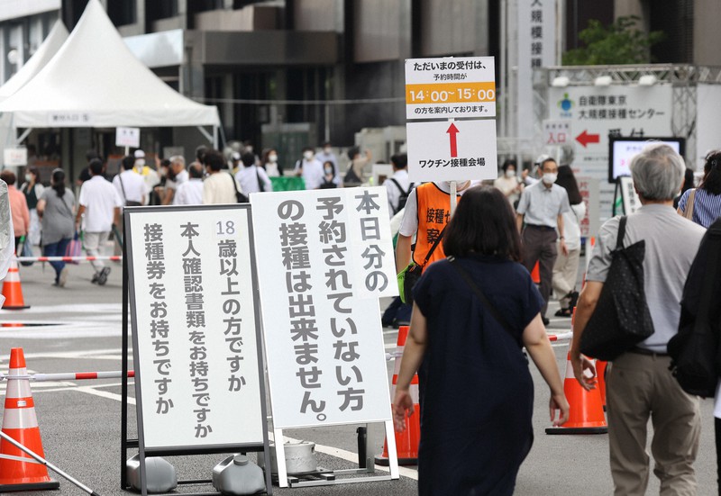 東京オリンピック開催中も大勢の人が足を運んだ新型コロナウイルスワクチンの大規模接種センター=東京都千代田区で2021年7月30日、小川昌宏撮影