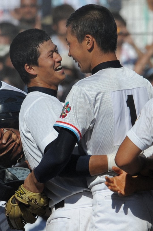 2009年夏の甲子園決勝で、試合後に健闘をたたえ合う日本文理の伊藤直輝(左)と中京大中京の堂林翔太(現広島東洋カープ)=兵庫県西宮市の阪神甲子園球場で2009年8月、三浦博之撮影