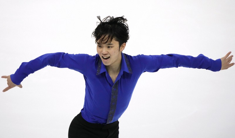 フィギュアスケートGPシリーズロシア杯の男子フリーで演技する友野一希=2021年11月27日、AP
