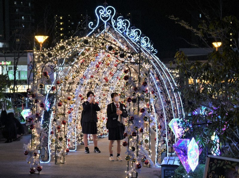 キラキラ、街中冬ムード 足もとにサンタ「まちイルミ」初登場 エイ