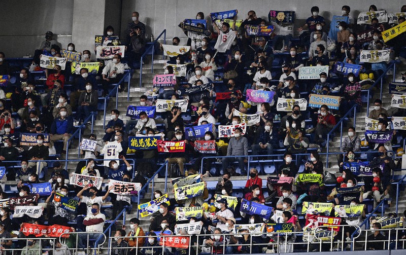 オリックスファン向け 応援タオル11点セット 社会人野球 名前入りの応援タオルを手に記念撮影するオリックスの新入団選手