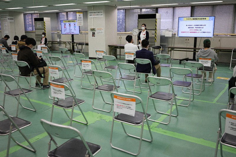 空きが目立つ大規模接種センターの東京会場=東京都千代田区で17日(代表撮影)