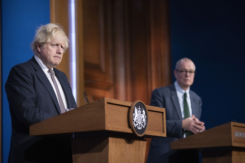 記者会見に臨む英国のジョンソン首相(左)=ロンドンで2021年11月27日、AP