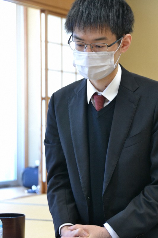 豊島将之九段との最終局に臨む近藤誠也七段=2021年11月24日(日本将棋連盟提供)