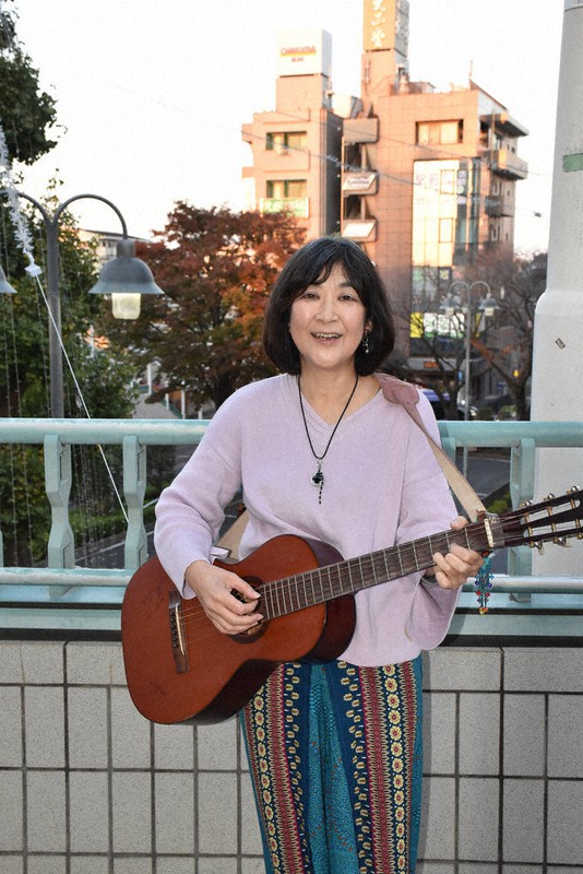 駅前でお父さんたち癒やす 千葉のシンガー ソングライターはなさん 毎日新聞 駅前でお父さんたち癒やす 千葉のシンガー ソングライターはなさん 毎日新聞