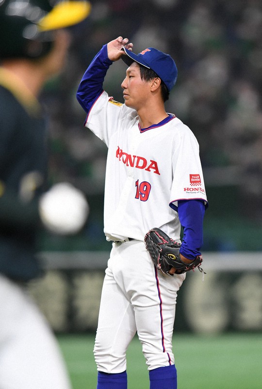 【仙台市(JR東日本東北)-狭山市(ホンダ)】五回表仙台市2死満塁、打者安西のとき、押し出しの四球で得点を許し、険しい表情を見せる狭山市の2番手・有村(奥)=東京ドームで2021年11月28日、前田梨里子撮影