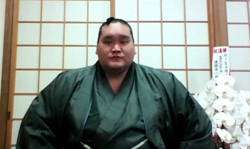 自身初の幕内全勝で終えた大相撲九州場所千秋楽から一夜明け、オンラインで記者会見し、喜びを口にする照ノ富士
