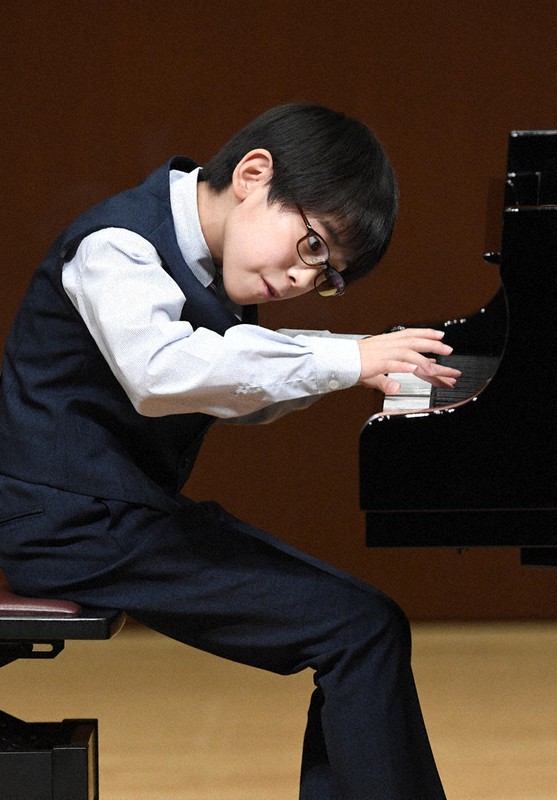 小学校の部1位の佐藤史悠さん=横浜市戸塚区の区民文化センターさくらプラザ・ホールで2021年11月27日、竹内紀臣撮影