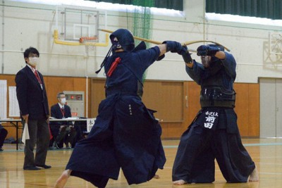 熱戦を繰り広げる学生ら＝金沢市角間町の金沢大で2021年11月28日午後2時45分、阿部弘賢撮影