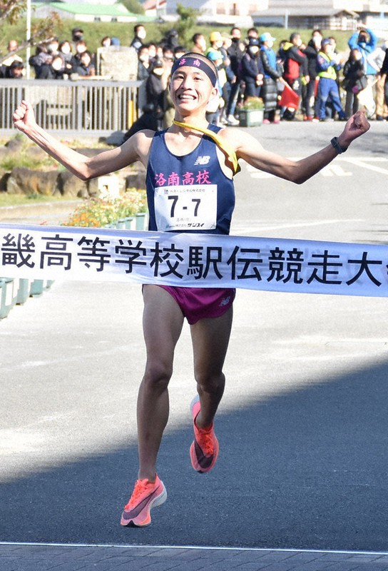 男子第72回近畿高校駅伝競走大会で1位でフィニッシュする洛南の児島雄一郎選手=兵庫県南あわじ市で2021年11月28日午後0時34分、後藤奈緒撮影