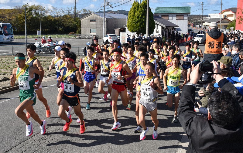 男子第72回近畿高校駅伝競走大会でスタートする選手ら=兵庫県南あわじ市で2021年11月28日、後藤奈緒撮影