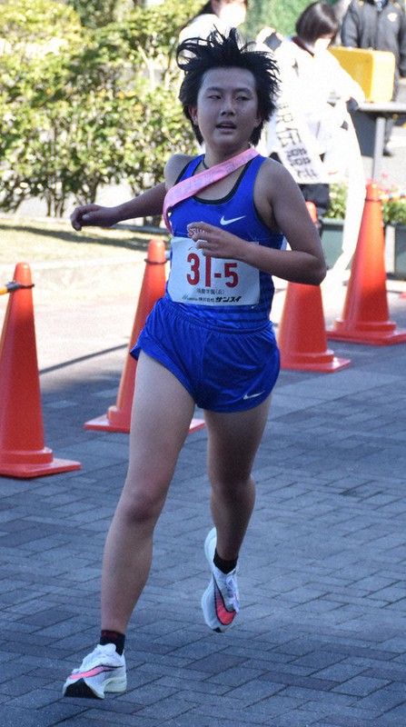女子第37回近畿駅伝競争大会で3位でフィニッシュする須磨学園の大西文香選手=兵庫県南あわじ市で2021年11月28日午前11時51分、後藤奈緒撮影