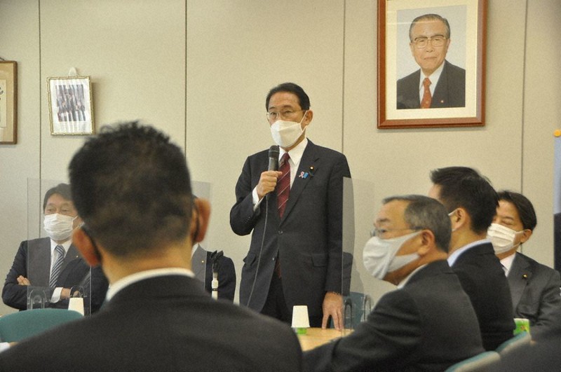 自身が率いる岸田派の会合であいさつする岸田文雄首相=東京都内で2021年11月25日午後0時3分、小田中大撮影