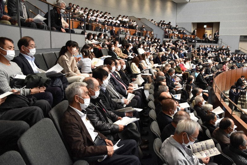 傍聴席では約300人が質疑に聞き入った=水戸市笠原町の県議会本会議場で2021年11月28日午後1時2分、宮崎隆撮影