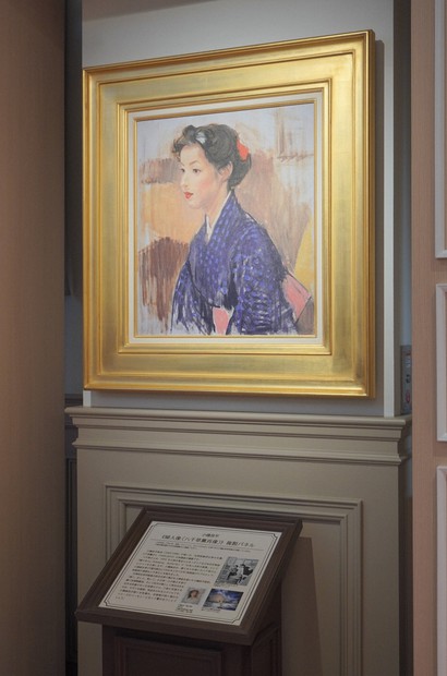 宝塚ホテルに八千草薫さん肖像画複製パネルを展示 歌劇団出身 | 毎日新聞
