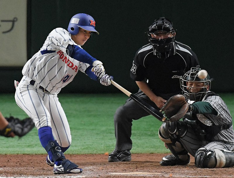 【大津町(ホンダ熊本)-東京都(JR東日本)】八回表大津町2死一、三塁、代打・持永が勝ち越し適時打を放つ=東京ドームで2021年11月29日、前田梨里子撮影
