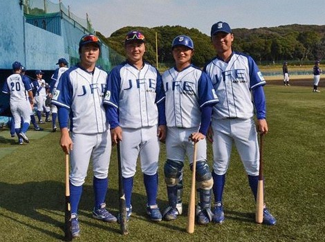 チームの「核」として成熟してきた3年目の選手たち。今季から移籍の志賀巧朗も加わり、頂点へとチームをけん引する。右から平山快、志賀、岡田、峯本=2021年11月16日、円谷美晶撮影