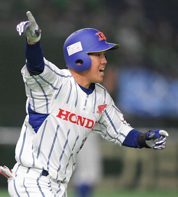【大津町(ホンダ熊本)-東京都(JR東日本)】八回表大津町2死一、三塁、勝ち越し適時打を放った持永=2021年11月29日、津村豊和撮影