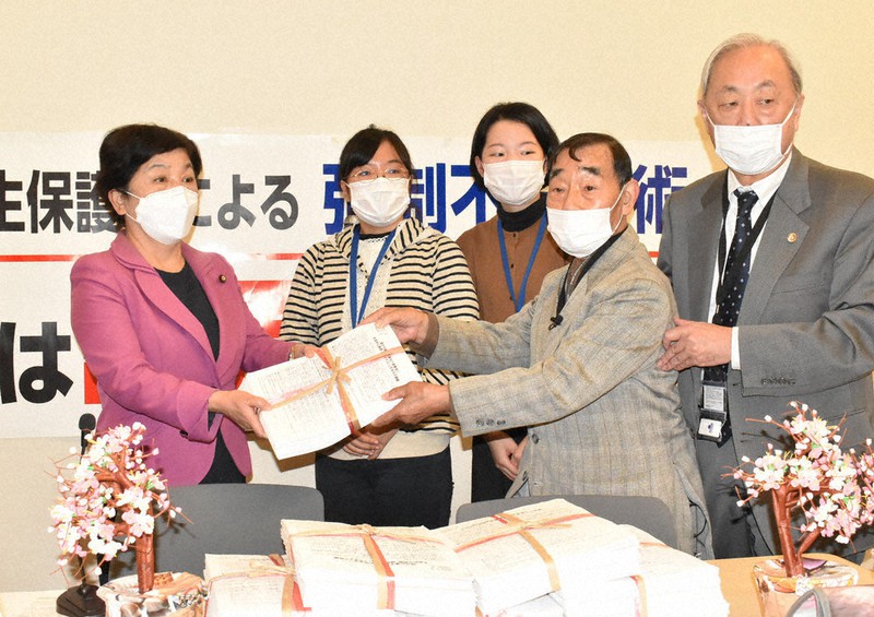 旧優生保護法下で不妊手術を強制された北三郎さん(右から2人目)と東北大の学生らが、被害者救済を議論する超党派議連事務局長の福島瑞穂氏(左端)に署名を手渡した=東京都千代田区で2021年11月29日、遠藤大志撮影