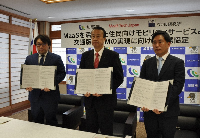 東京都内の企業2社と連携協定を結んだ加賀市の宮元陸市長(中央)ら=加賀市役所で2021年11月29日午前11時24分、深尾昭寛撮影