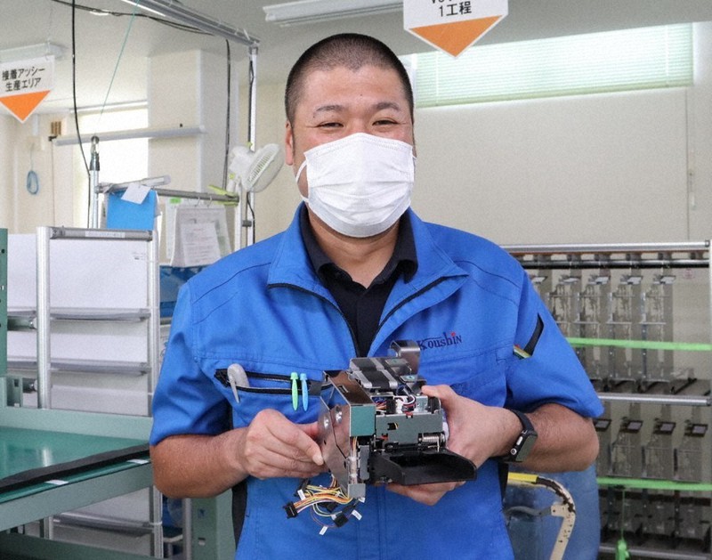 「精密機械の組み立ては機械化できない工程が多く、ほとんど従業員の手作業で行っている」と話す取締役の池田篤史さん