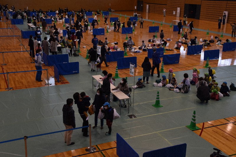 子供の保護者への引き渡しの訓練に臨む参加者たち=松江市学園南1の市総合体育館で2021年11月27日午後1時50分、小坂春乃撮影