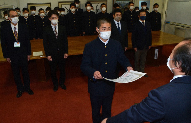 山田剛司県高野連会長(手前)から表彰状を受け取る大田凪葵主将=三原市宮沖4の県立三原高で2021年11月29日午後4時28分、渕脇直樹撮影