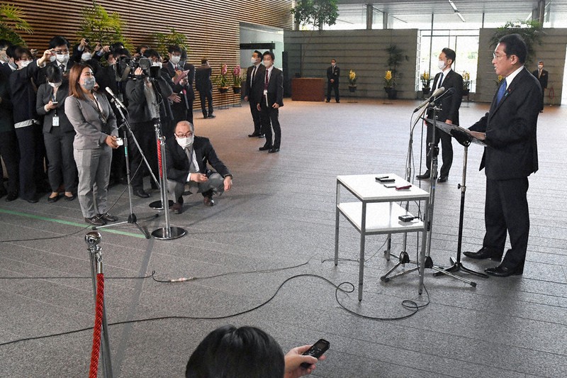 オミクロン株の水際対策などについて記者団の質問に答える岸田文雄首相(右端)=首相官邸で29日午後1時16分、竹内幹撮影