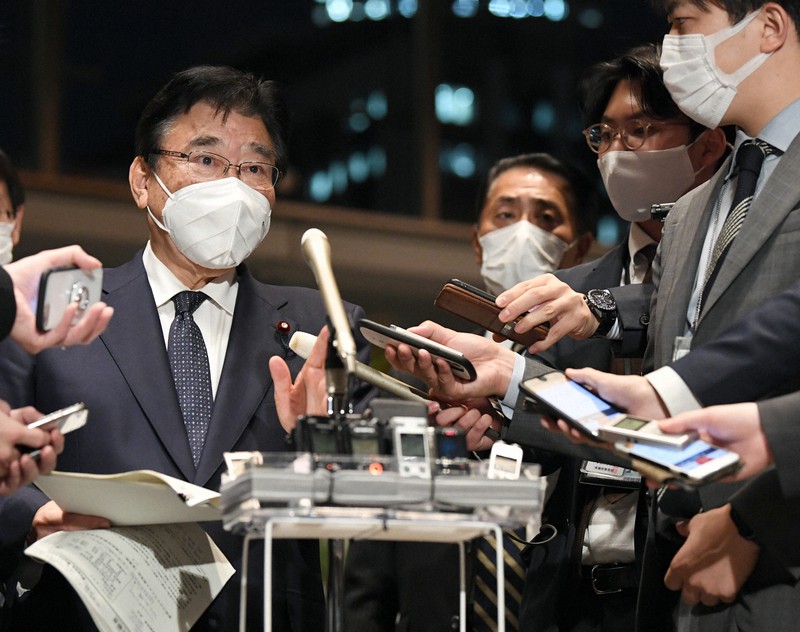 オミクロン株の国内確認を受けた関係閣僚会合を終え、記者団の質問に答える後藤茂之厚生労働相(左)=東京都千代田区で2021年11月30日午後6時36分、竹内幹撮影