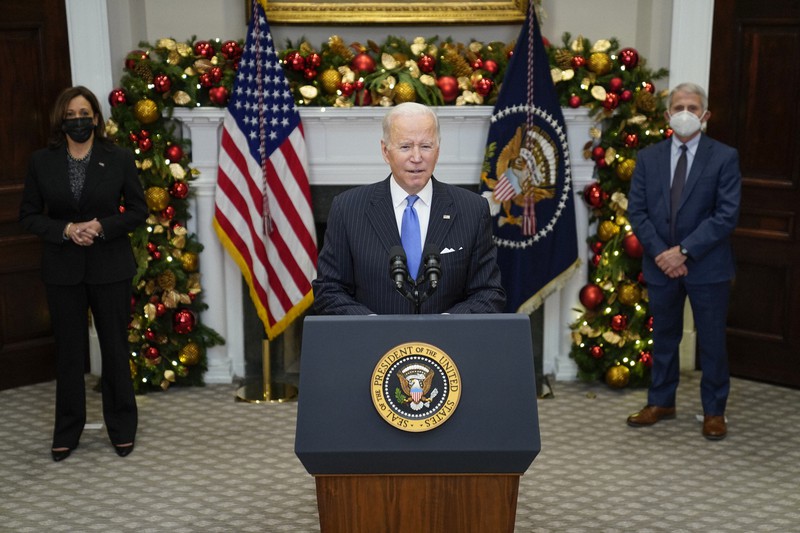 オミクロン株について演説するバイデン米大統領(中央)=ホワイトハウスで2021年11月29日、AP