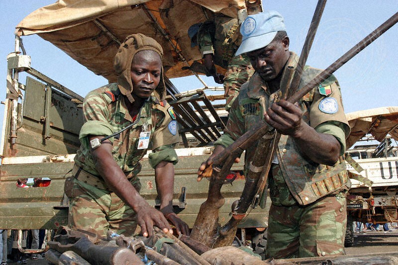 武装組織から兵器を回収した国連の平和維持部隊=コートジボワールで2007年5月、UN Photoから