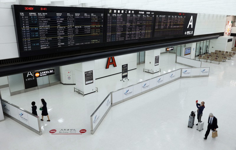 外国人の新規入国が原則禁止され、閑散とする国際線の到着ロビー=成田空港で2021年11月30日午前8時41分、小川昌宏撮影