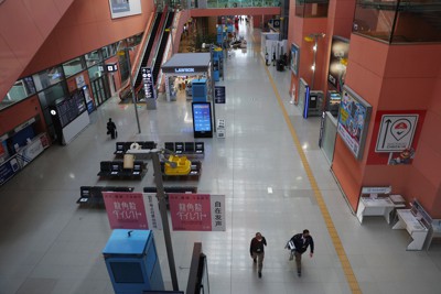 外国人の入国が禁止となり、閑散とする関西国際空港の到着ロビー＝関西国際空港で2021年11月30日午前10時43分、猪飼健史撮影