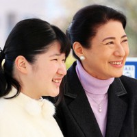 皇室、皇太子殿下・雅子さまの長女愛子さま宮内庁病院退院時の写真 朝日新聞デジタル：生まれたばかりの愛子さまを抱いて宮内庁病院
