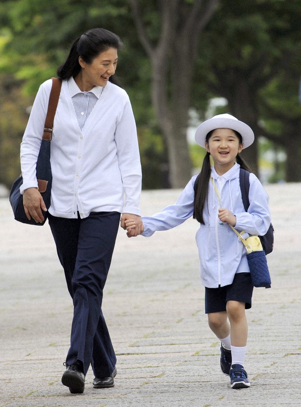 皇室、皇太子殿下・雅子さまの長女愛子さま宮内庁病院退院時の写真 2001年12月1日に愛子さまが生まれ、8日に皇太子さま