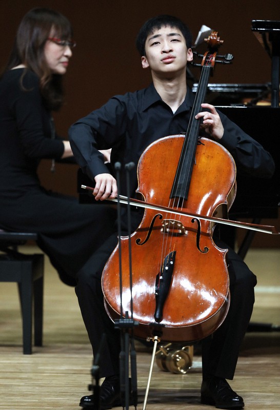 第75回全日本学生音楽コンクール、チェロ部門高校の部で1位になった西田翔さん=横浜市戸塚区で2021年11月30日午後0時44分、小出洋平撮影