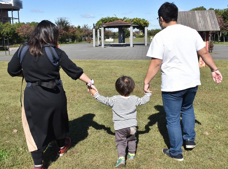 精子提供で授かった子どもと公園を歩く夫婦=埼玉県内で2021年10月20日午後0時26分、中川友希撮影(画像の一部を加工しています)