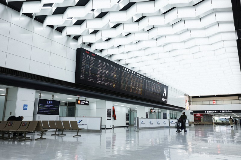 外国人の入国が禁止され、閑散とする国際線の到着ロビー周辺=成田空港で2021年11月30日午前9時31分、小川昌宏撮影