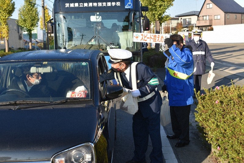 交通安全を呼び掛ける参加者たち=茨城県牛久市さくら台1の県道交差点で2021年11月30日、庭木茂視撮影