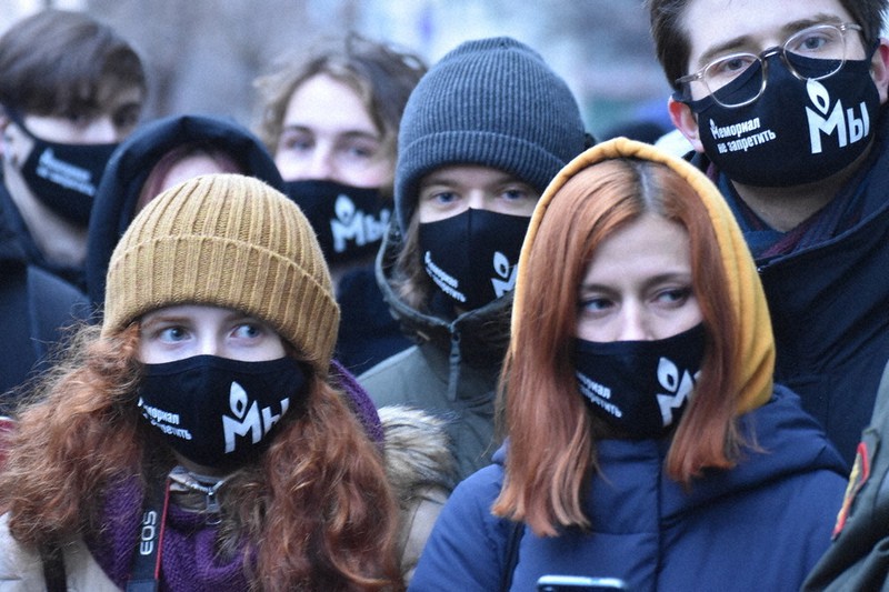 「メモリアル」の解散を求める訴訟が行われているロシア最高裁の前で「メモリアルを禁止しないで」と書かれたマスクをつけて連帯を表明する支援者=モスクワで11月25日