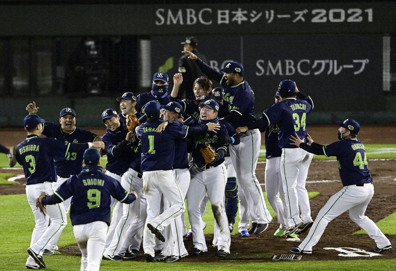 日本シリーズを制し喜ぶヤクルトの選手たち=藤井達也撮影