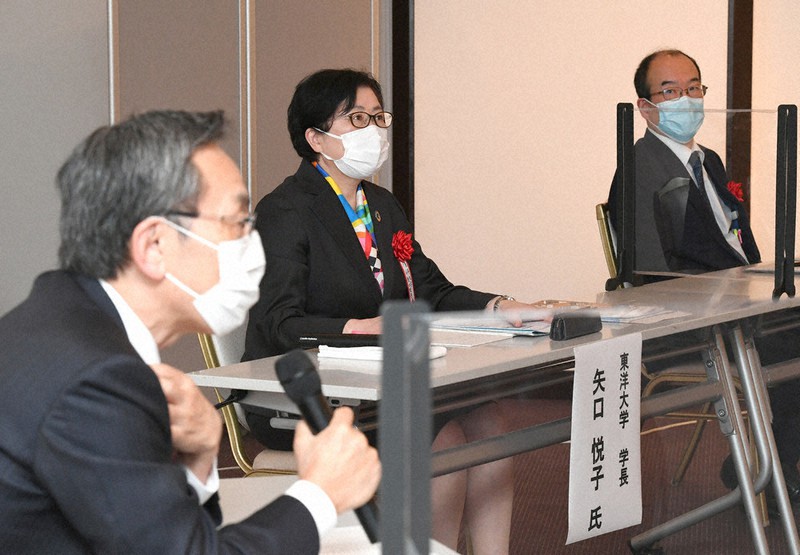 第32回毎日大学フォーラムで意見を交わす(手前から)東北大の大野英男学長、東洋大の矢口悦子学長、文部科学省の森田正信審議官